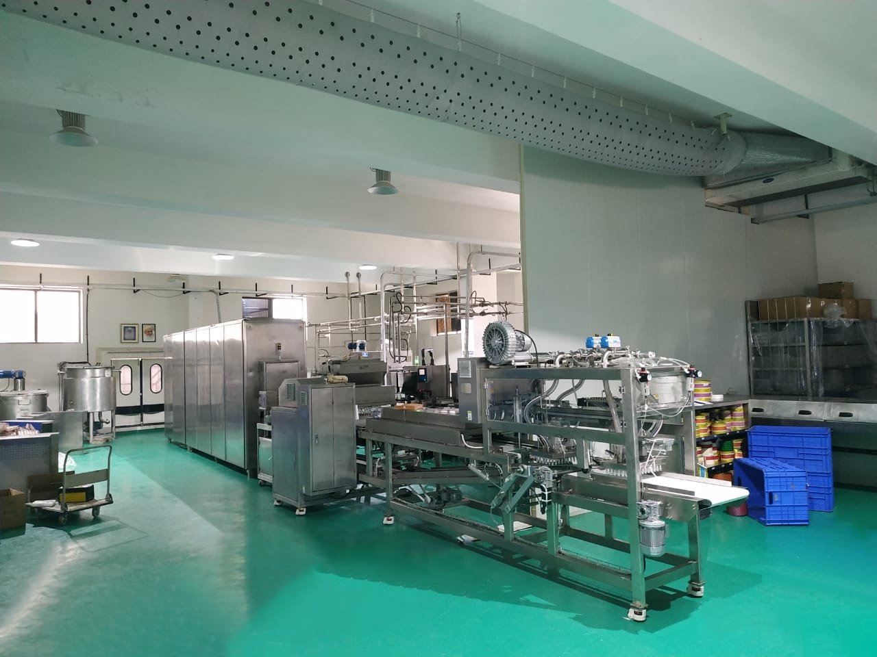 The hollow ball with marshmallow realize mass production.