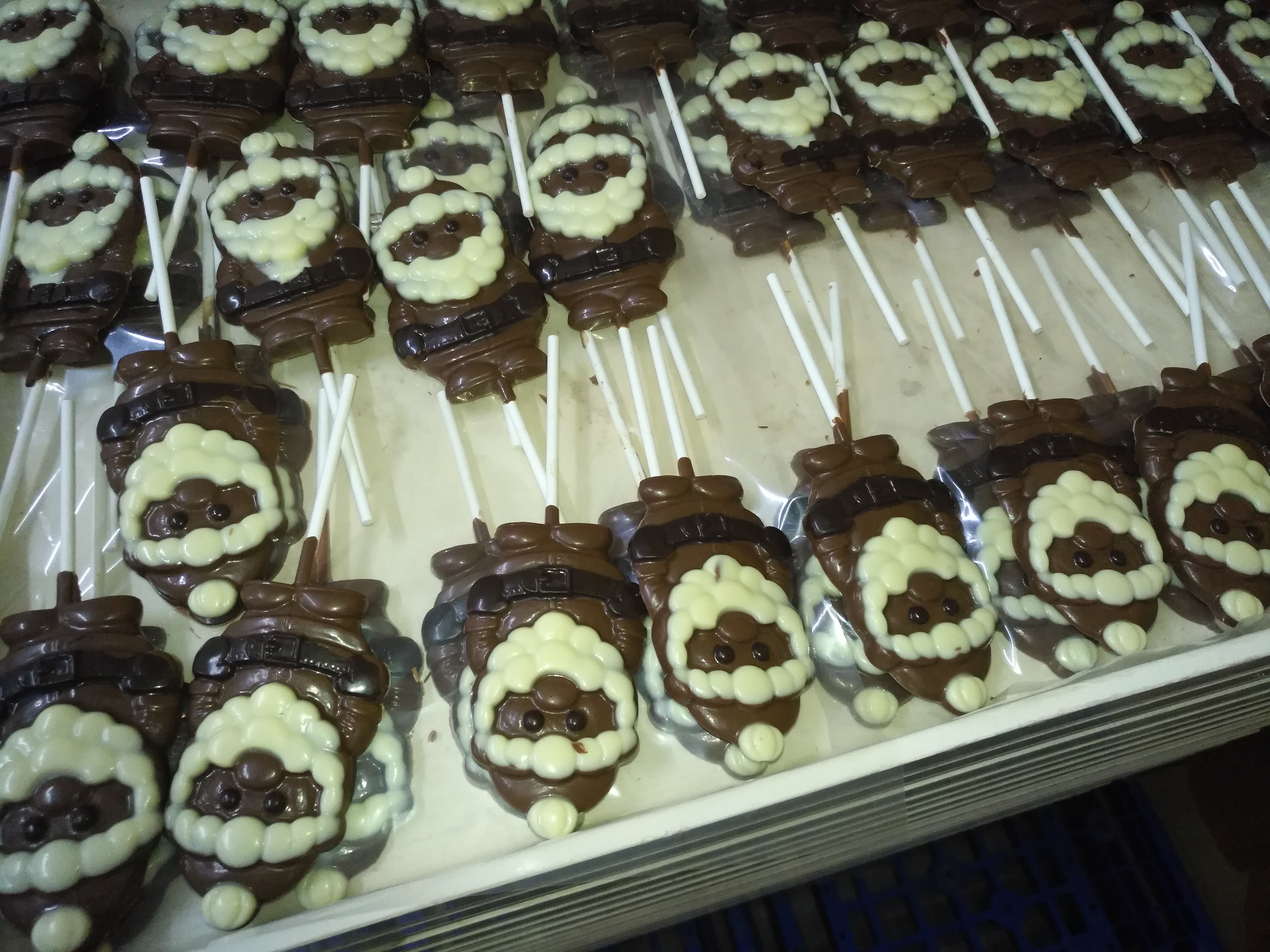 4.Decoration hollow chocolate line (Toy Inside)