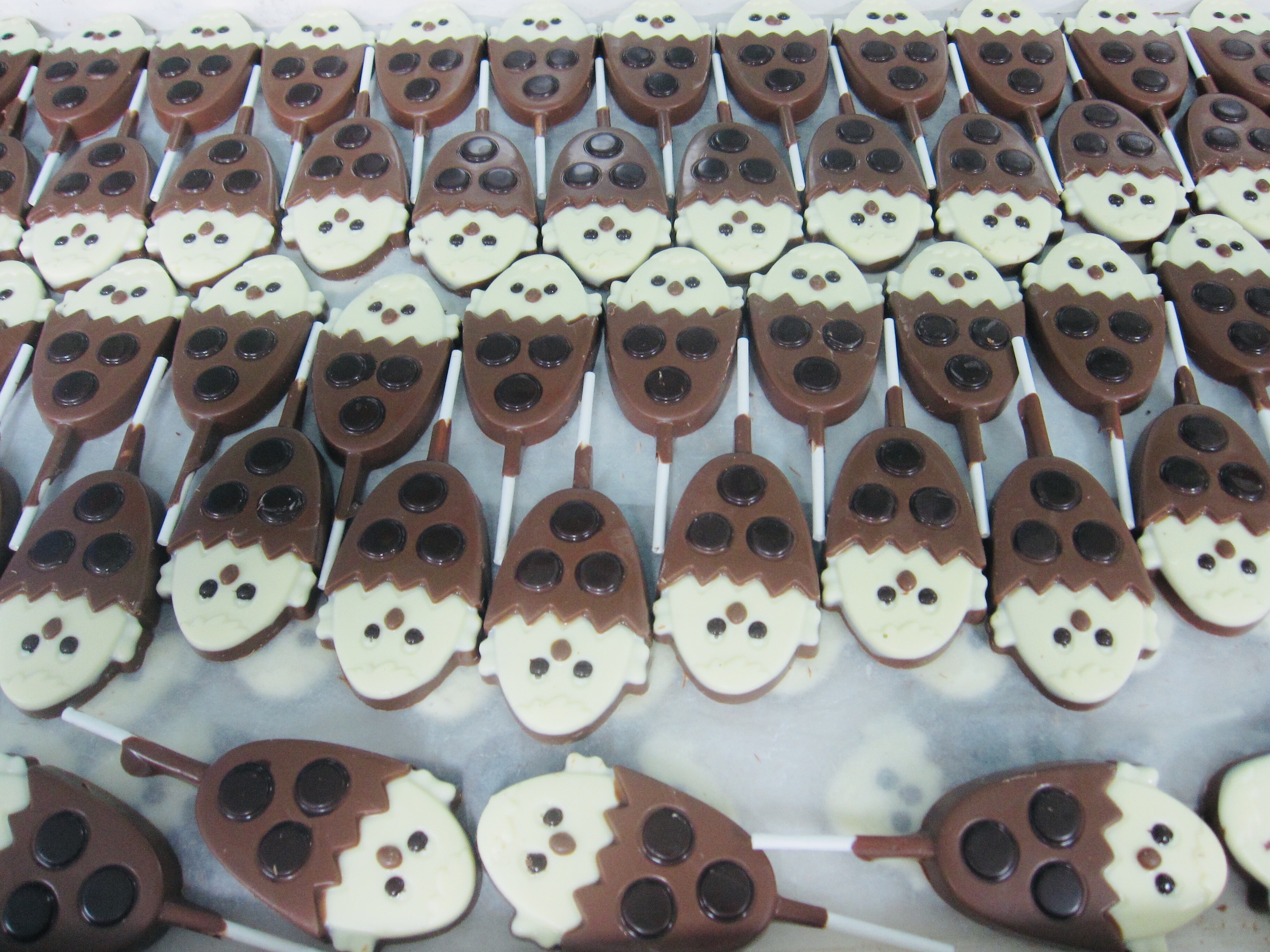 4.Decoration hollow chocolate line (Toy Inside)