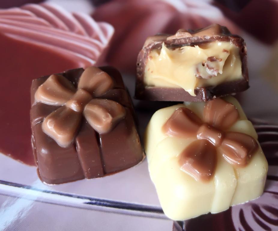 4.Decoration hollow chocolate line (Toy Inside)