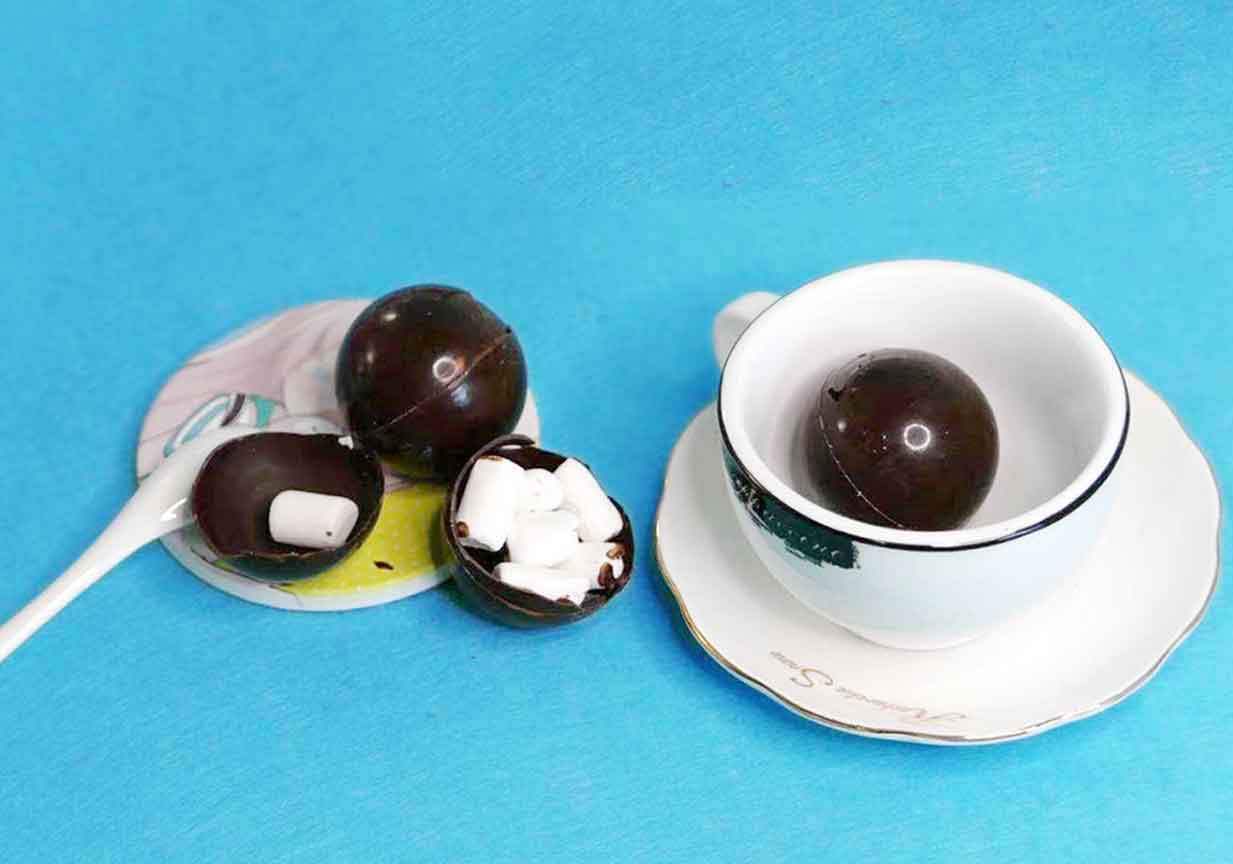 The famous hollow ball with marshmallow inside realize mass production.